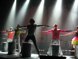 Mika & Band bei der neuen Tour - by mikafanclub.de